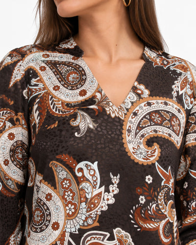 Blusa Paisley Escote Cruzado Café – detalle del escote cruzado