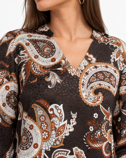 Blusa Paisley Escote Cruzado Café – detalle del escote cruzado