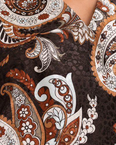 Blusa Paisley Escote Cruzado Café – detalle del estampado