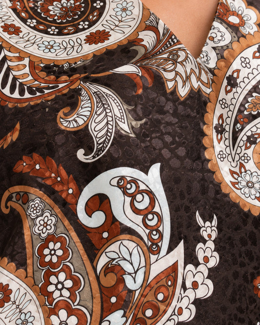Blusa Paisley Escote Cruzado Café – detalle del estampado