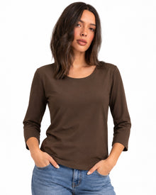 Playera Punto Cuello Redondo Café – frente