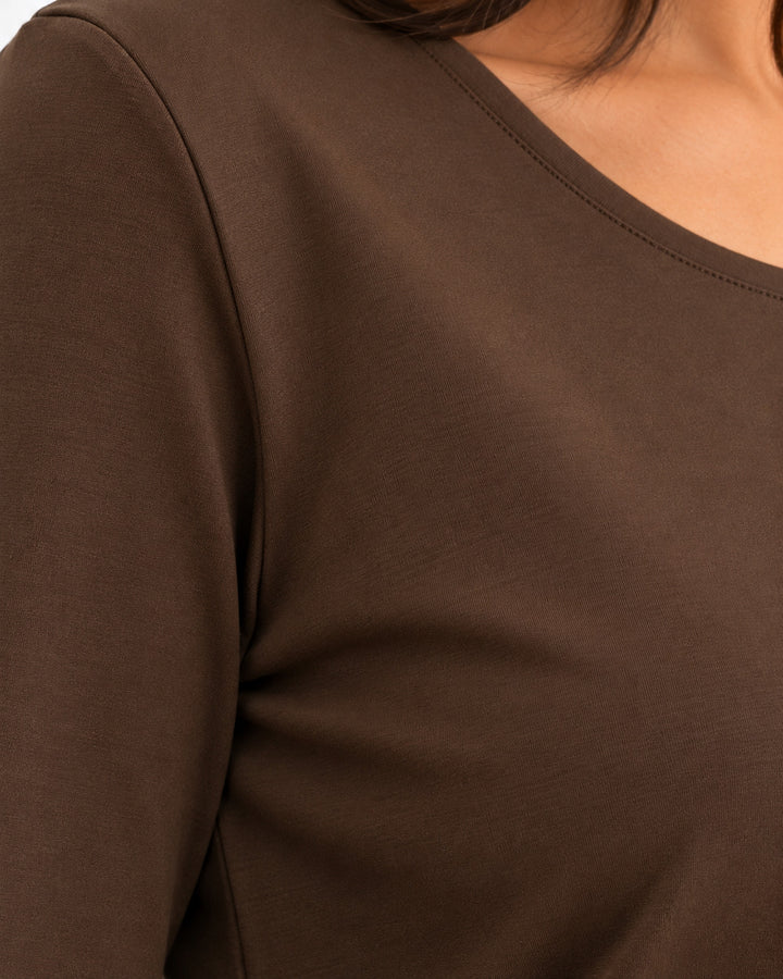 Playera Punto Cuello Redondo Café – detalle del escote