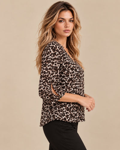 Blusa Animal Print Escote V Café – cuerpo completo