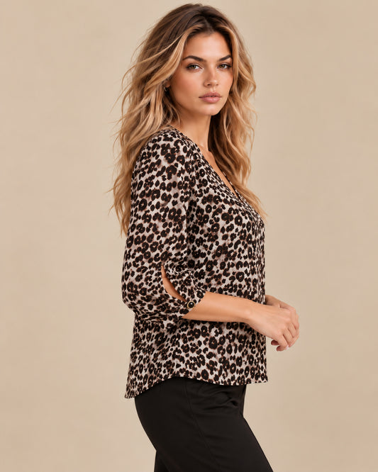 Blusa Animal Print Escote V Café – cuerpo completo