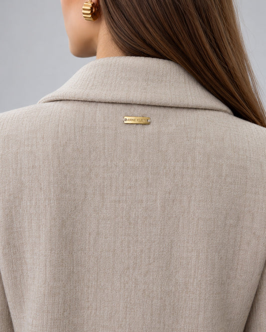 Cárdigan Solapa Chal Beige – detalle de la solapa y la placa