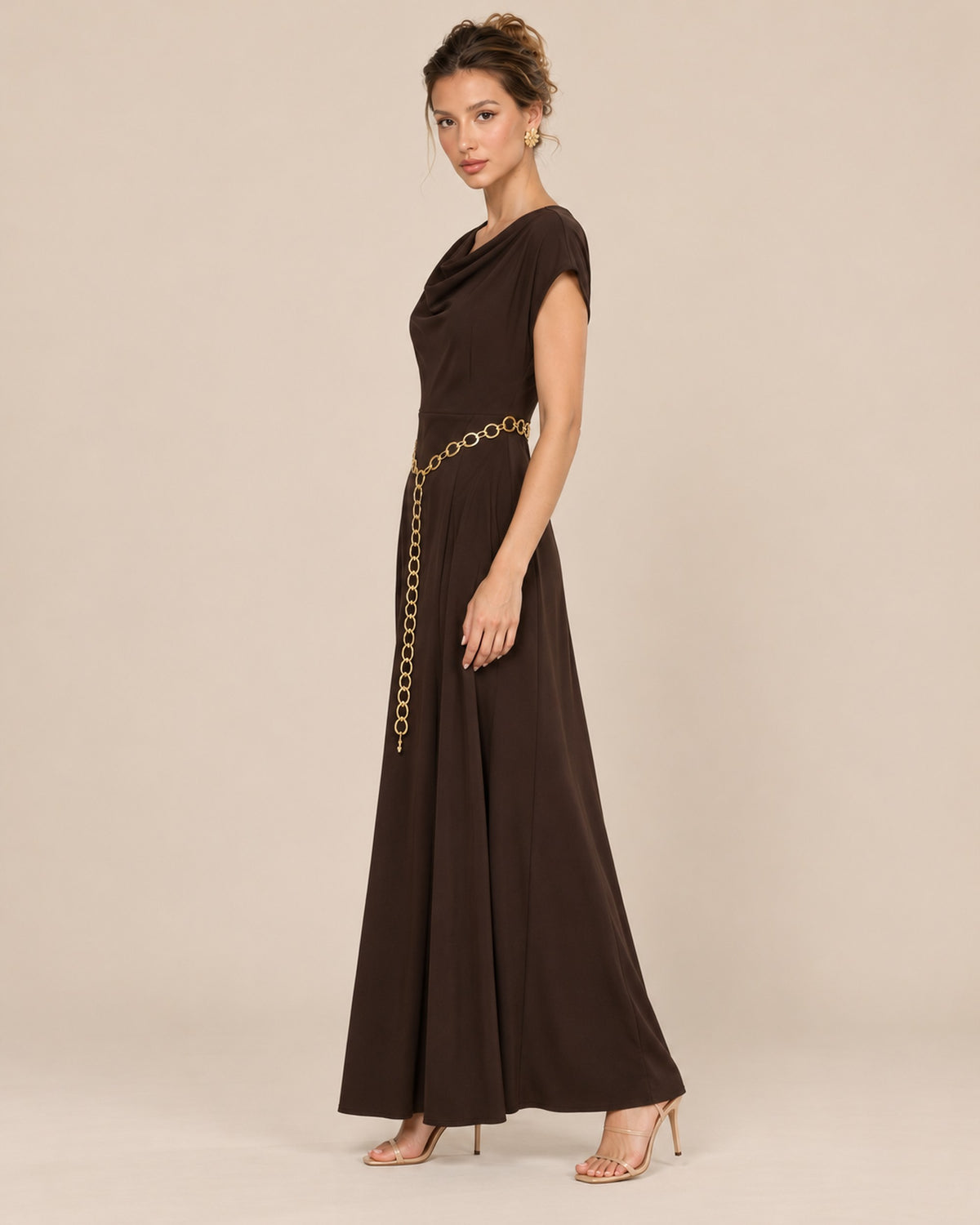 Vestido Largo Cinturón Cadena Café – frente