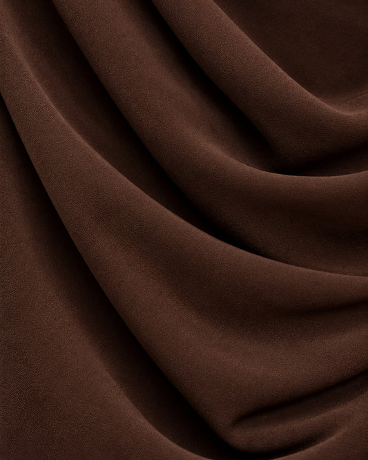 Vestido Largo Cinturón Cadena Café – detalle de tela