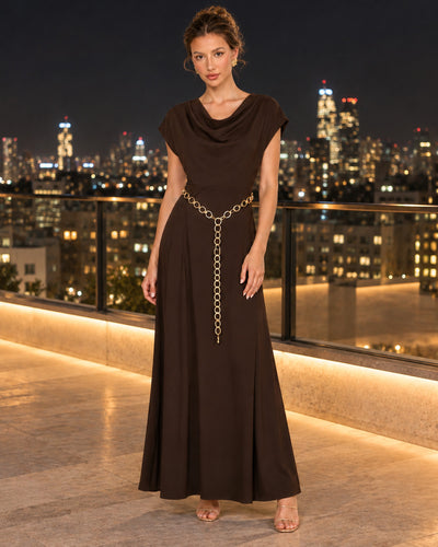Vestido Largo Cinturón Cadena Café – ambientada