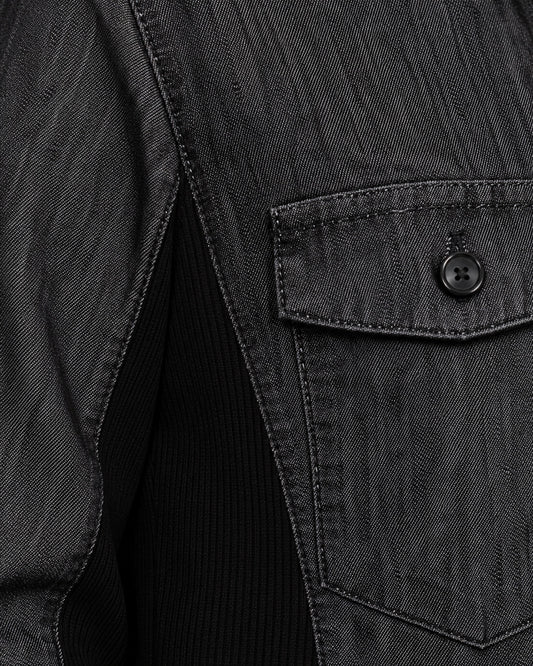 Camisa Mezclilla Paneles Laterales Negro – detalle del bolsillo