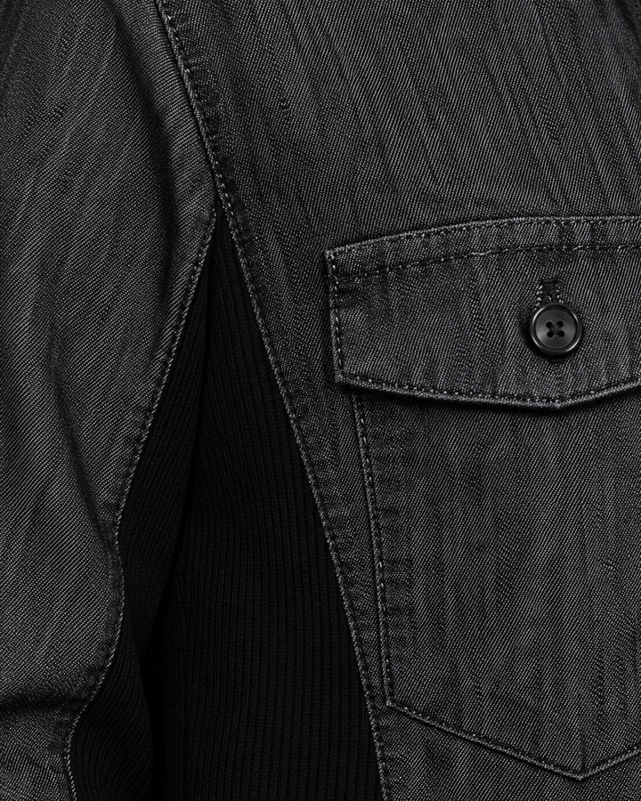 Camisa Mezclilla Paneles Laterales Negro – detalle del bolsillo