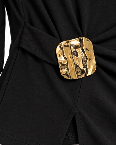 Blusa Hebilla Dorada Negro – detalle de la hebilla y el drapeado