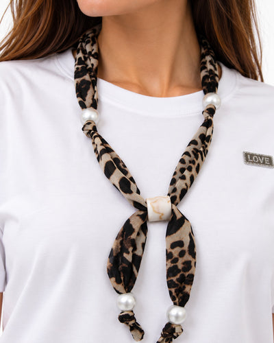 Playera Básica Aplicación Love Blanco – detalle de la aplicación y la mascada