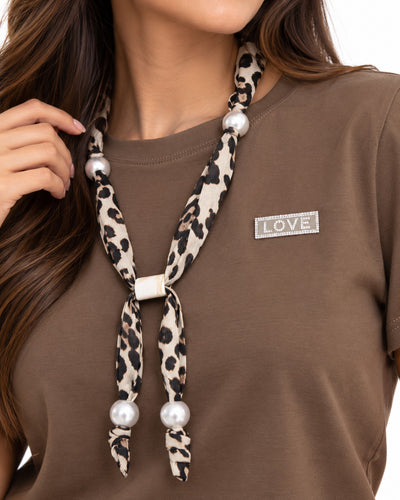 Playera Básica Aplicación Love Café – detalle de la aplicación y la mascada