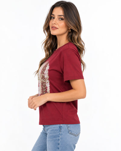 Playera Estampada Pedrería Vino – vista lateral