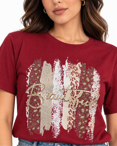 Playera Estampada Pedrería Vino – detalle del estampado y la pedrería