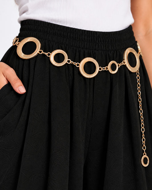 Pantalón Globo Cinturón Argollas Negro – detalle de la cintura y el cinturón