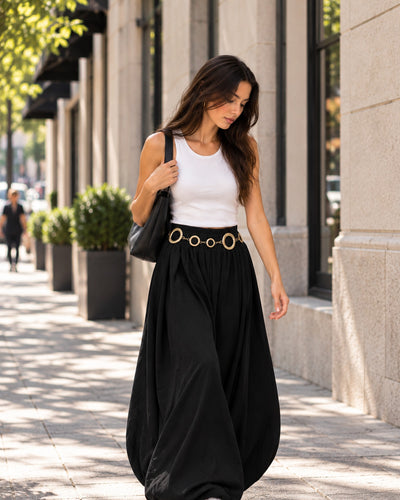 Pantalón Globo Cinturón Argollas Negro – ambientada en la calle