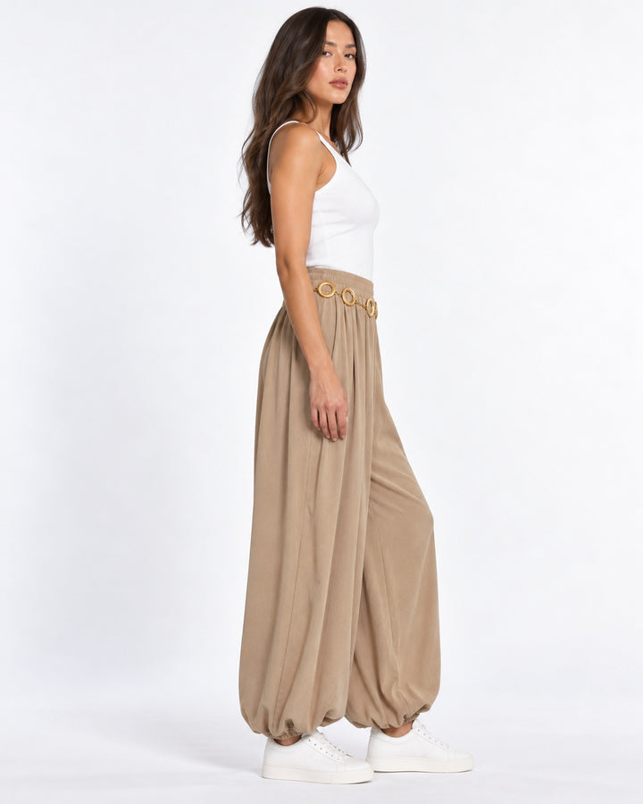 Pantalón Globo Cinturón Argollas Khaki – cuerpo completo