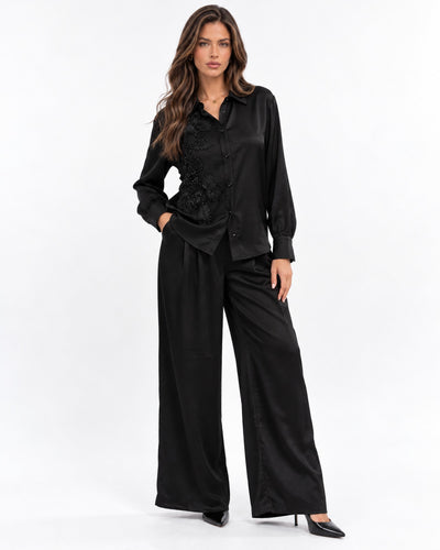 Conjunto Satén Bordado Pedrería Negro – frente