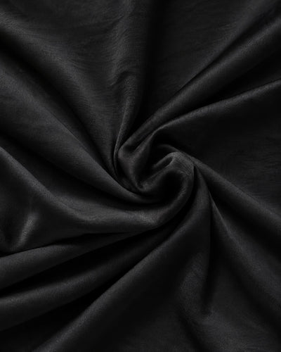 Conjunto Satén Bordado Pedrería Negro – detalle de tela