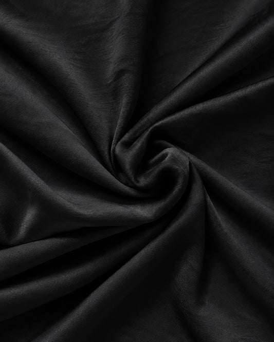 Conjunto Satén Bordado Pedrería Negro – detalle de tela