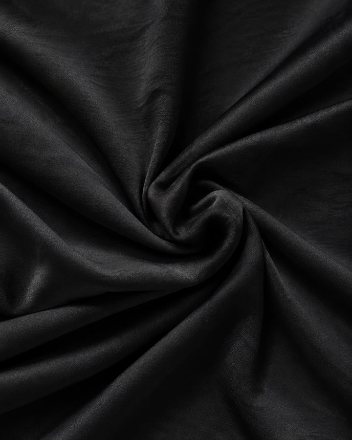 Conjunto Satén Bordado Pedrería Negro – detalle de tela