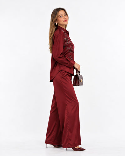 Conjunto Satén Bordado Pedrería Vino – cuerpo completo