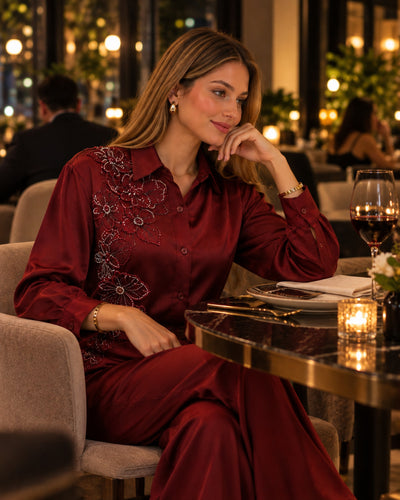 Conjunto Satén Bordado Pedrería Vino – ambientada en restaurante