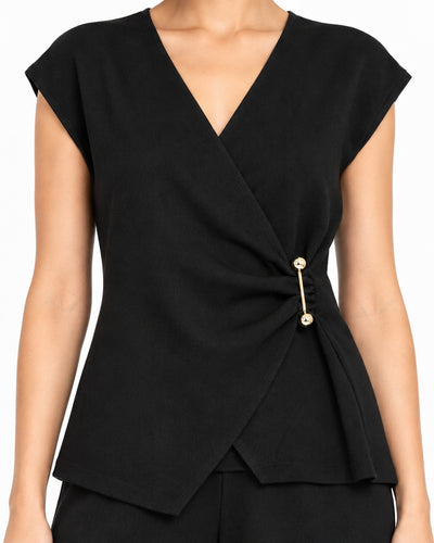 Conjunto Broche Dorado Negro – detalle del escote cruzado