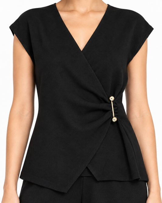 Conjunto Broche Dorado Negro – detalle del escote cruzado