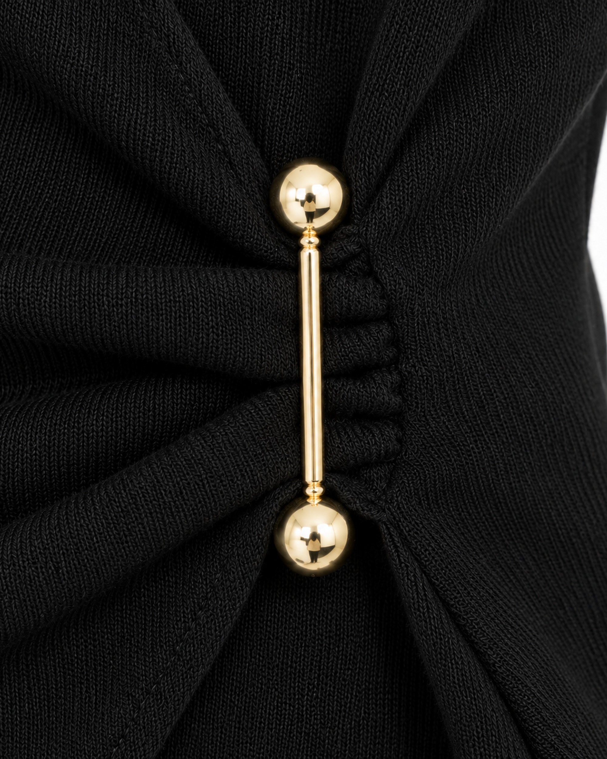 Conjunto Broche Dorado Negro – detalle del broche dorado