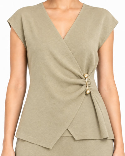 Conjunto Broche Dorado Beige – detalle del escote cruzado
