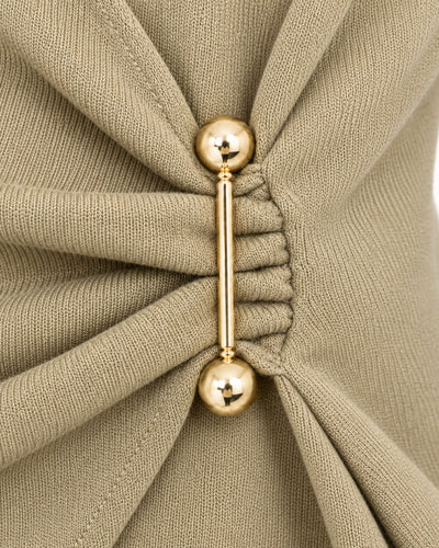 Conjunto Broche Dorado Beige – detalle del broche dorado