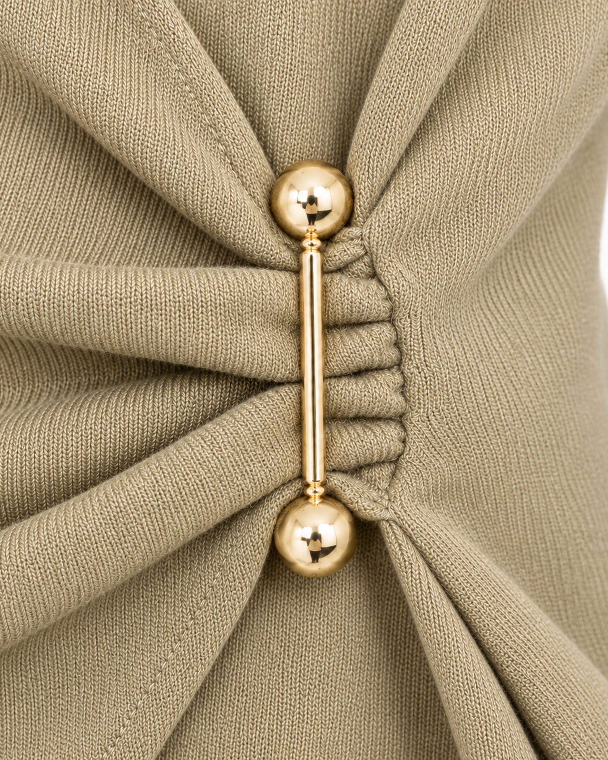 Conjunto Broche Dorado Beige – detalle del broche dorado