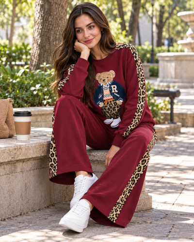 Conjunto Oso Animal Print Vino – ambientada