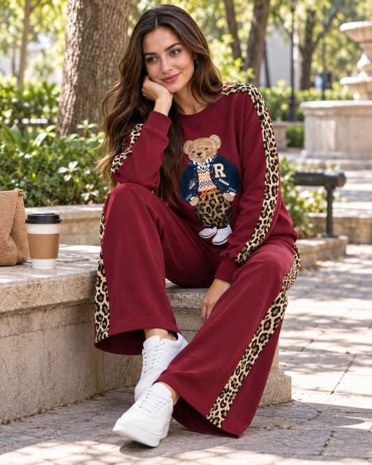 Conjunto Oso Animal Print Vino – ambientada