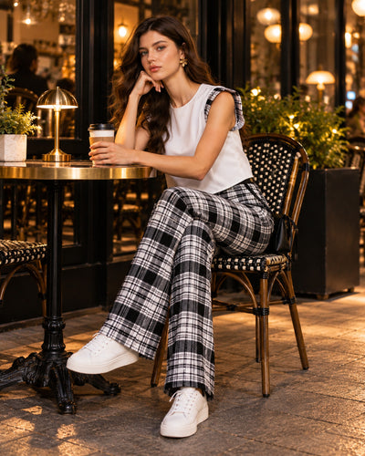 Conjunto Cuadros Top Olanes Negro – ambientada en café