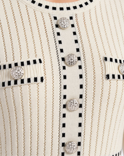 Vestido Midi Botones Joya Beige – detalle de los botones joya y los vivos
