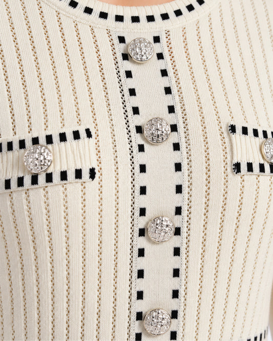 Vestido Midi Botones Joya Beige – detalle de los botones joya y los vivos