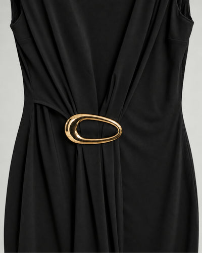 Vestido Midi Hebilla Dorada Negro – detalle de la hebilla