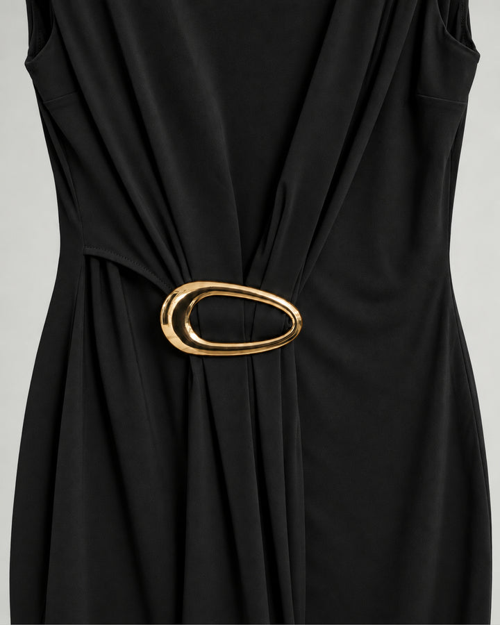 Vestido Midi Hebilla Dorada Negro – detalle de la hebilla