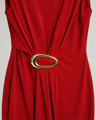 Vestido Midi Hebilla Dorada Rojo – detalle de la hebilla