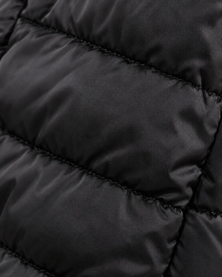 Chamarra Acolchada Capucha Pelo Negro – detalle de tela