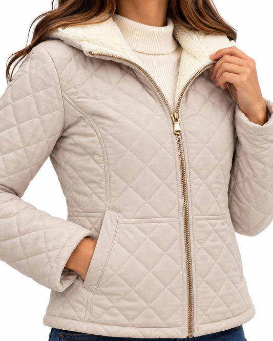 Chamarra Acolchada con Capucha Beige – detalle de la prenda
