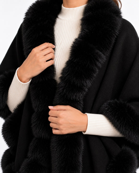 Capa con Capucha de Pelo Negro – detalle de la prenda