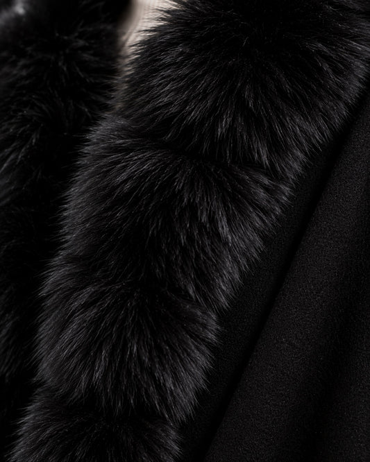 Capa con Capucha de Pelo Negro – detalle de pelo