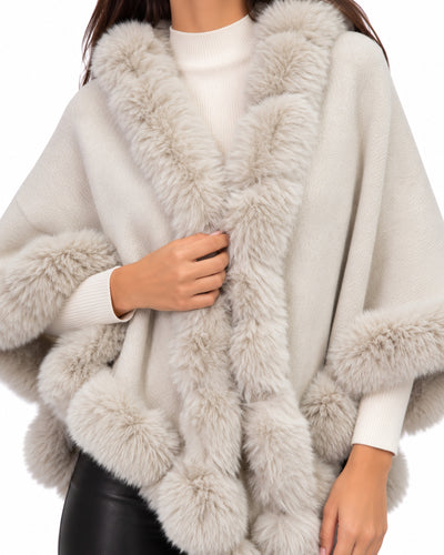 Capa con Capucha de Pelo Beige – detalle de la prenda
