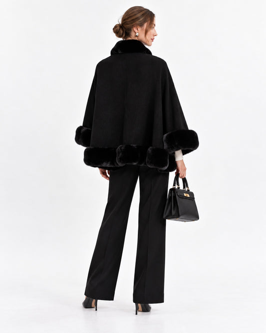 Capa Ribete de Pelo Negro – espalda