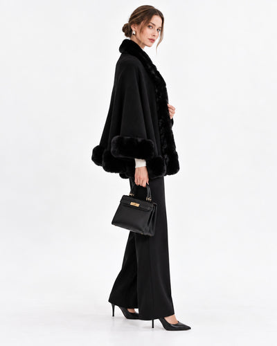 Capa Ribete de Pelo Negro – cuerpo completo