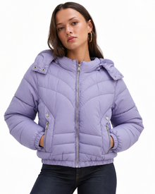 Chamarra Acolchada Costura Diagonal Lila – de frente